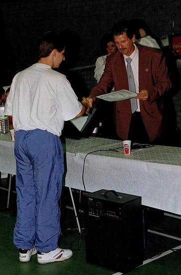 Sensei Andy ontvangt diploma shodan: 25 april 1993