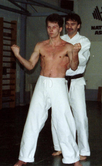 Sensei Andy voert sanshin uit, sensei Marcel Vangrieken doet shimé-test (1988)